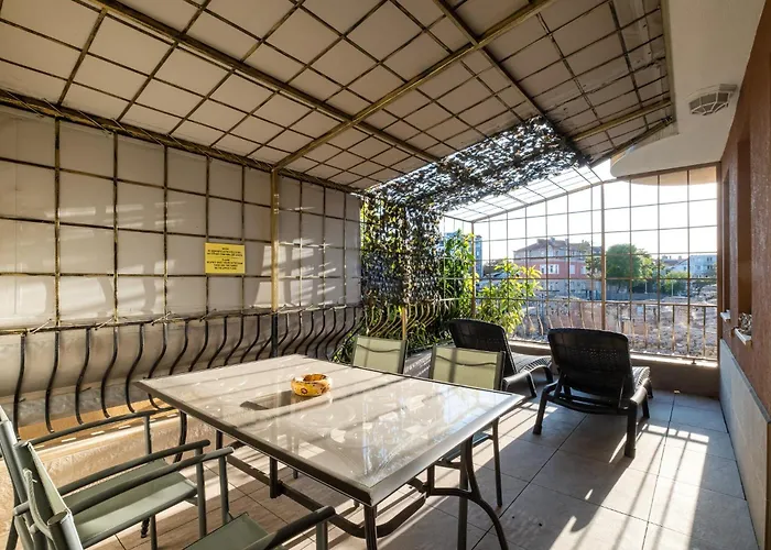 Thermae 2bdrm Sunny شقة فارنا